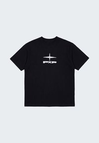 T-shirt noir à manches courtes avec un symbole blanc en forme d'étoile et le texte "PXP" centré sur la poitrine sur un fond gris clair.