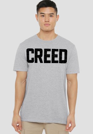 Graues Kurzarm-T-Shirt aus Baumwolle mit einem auffälligen schwarzen "CREED"-Druck auf der Vorderseite, rundem Halsausschnitt und klassischer Passform.
