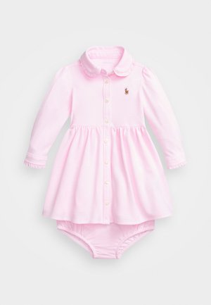 Rosa langärmliges Kleid mit Kragen, Knopfleiste, gerafftem Taillenbereich und Rüschensäumen. Enthält einen passenden Rock für zusätzliche Abdeckung.