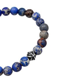 Bracelet en perles avec des pierres rondes bleues aux veines blanches, entrecoupées d'accents gris et marron ; détail de fermoir en métal couleur argent.