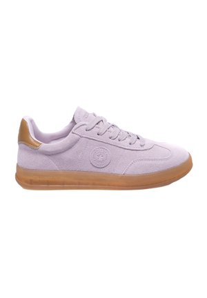 Jasnofioletowy zamszowy sneakers z okrągłym logo po boku, beżowym elementem pięty i przezroczystą gumową podeszwą. Z sznurówkami.