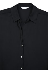 Camicia nera a maniche lunghe realizzata in tessuto morbido. Presenta un colletto classico, una fila singola di bottoni bianchi e una finitura lucida discreta.