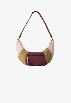 Mehrfarbige Hobo-Tasche mit Abschnitten aus burgunderrotem, pinkem und olivgrünem Stoff. Enthält eine vordere Reißverschlusstasche und einen dünnen Schultergurt.