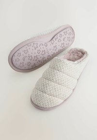 Pantofole intrecciate di colore rosa chiaro e crema con una fodera morbida, design imbottito e suola in gomma con motivo di stelle e lune.