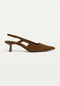 Zeppa in suede marrone con punta affusolata, tomaia texturizzata e tacco a blocco di altezza media. Caratterizzata da un design con ritagli lungo i lati.
