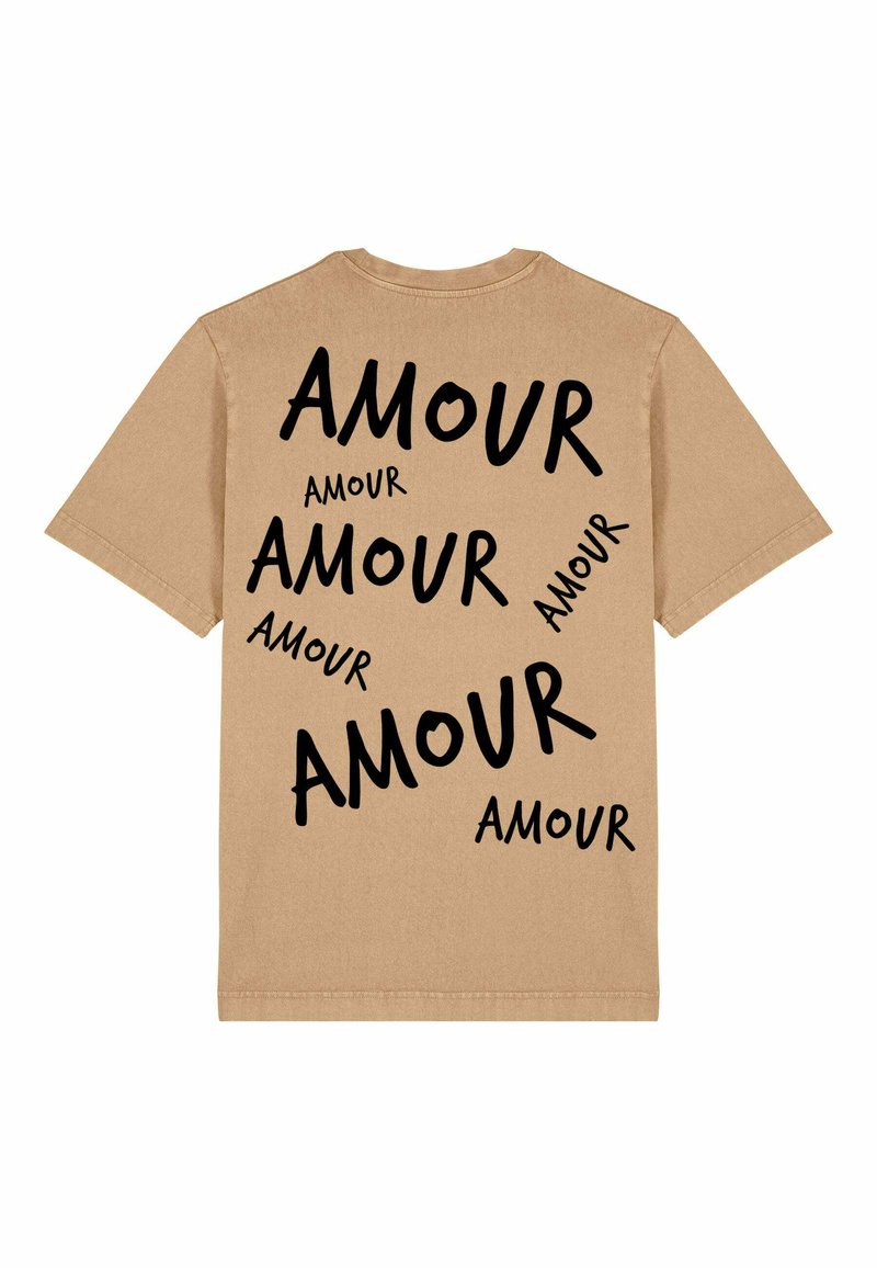 T-shirt en coton beige avec du texte noir qui épelle "AMOUR" dans diverses tailles et orientations au dos.
