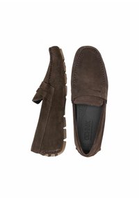 Brązowe zamszowe loafersy o designie wsuwanym, z haftowanym noskiem w stylu mokasynów oraz gumową podeszwą z charakterystycznym bieżnikiem.
