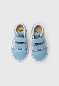Ein Paar blaue Kleinkindturnschuhe mit zwei Velcro-Riemen auf einem weißen Hintergrund, von oben betrachtet.