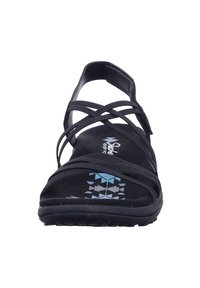 Sandal nero con cinturini incrociati, soletta imbottita con motivi geometrici blu e suola in gomma strutturata per una buona aderenza.