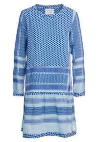 Pitkähihaista mekkoa, joka on valmistettu kevyestä kankaasta ja jossa on sinivalkoinen geometrinen kuvio, vaakasuoria raitoja ja kerroksellinen helma.
