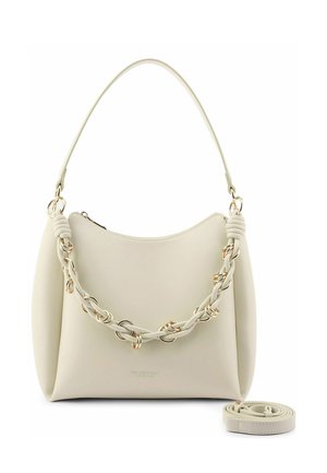 Crèmekleurige handtas met gevlochten hengsel versierd met gouden ringen, ritssluiting en afneembare schouderriem die ernaast ligt.