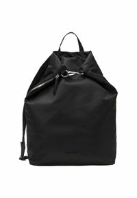 Sac à dos noir en tissu lisse et imperméable. Présente un haut replié, des accessoires en métal argenté et des bretelles réglables. Design simple et minimaliste.