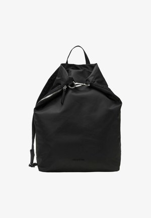Sac à dos noir en tissu lisse et imperméable. Présente un haut replié, des accessoires en métal argenté et des bretelles réglables. Design simple et minimaliste.