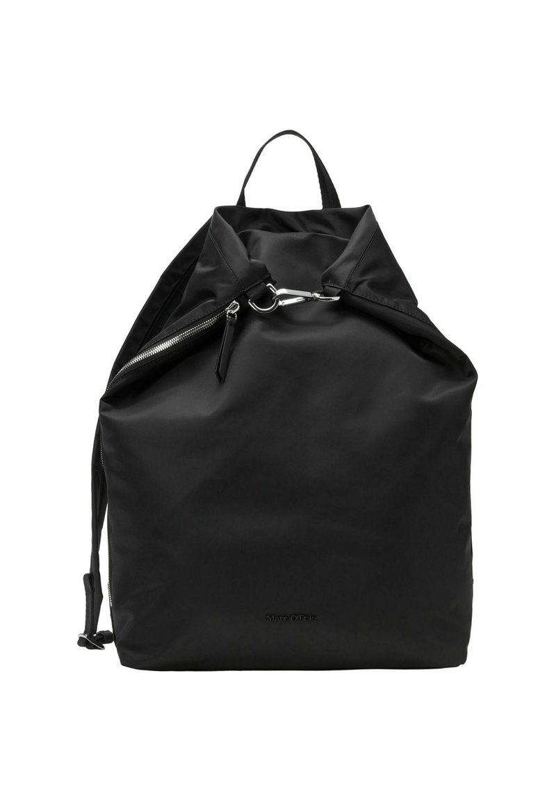 Sac à dos noir en tissu lisse et imperméable. Présente un haut replié, des accessoires en métal argenté et des bretelles réglables. Design simple et minimaliste.