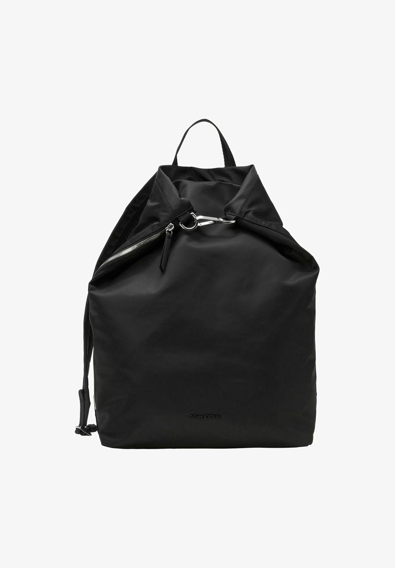 Sac à dos noir en tissu lisse et imperméable. Présente un haut replié, des accessoires en métal argenté et des bretelles réglables. Design simple et minimaliste.