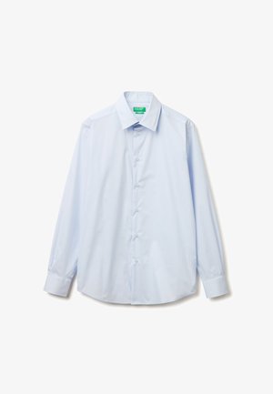 Jasnoniebieska koszula z długim rękawem, zapinana na guziki, z ostrym kołnierzykiem i mankietami, ułożona płasko na białym tle.