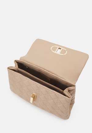 Sac à main en cuir matelassé beige avec fermoir doré, rabat ouvert montrant un intérieur spacieux avec une poche zippée à l’intérieur.