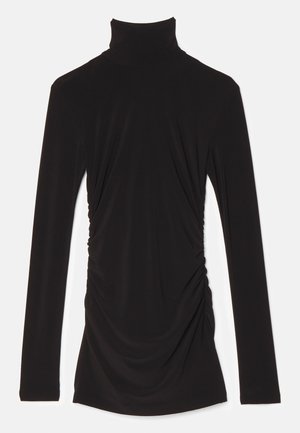 Haut noir à manches longues avec un col haut, en tissu doux, présentant des détails froncés sur les côtés pour un aspect texturé.
