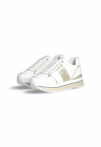Sneaker bianchi con accenti dorati lucidi e logo, pannellatura testurizzata, punta tonda, chiusura con lacci e suola in gomma con tasselli.