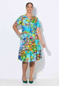 Buntgestreites, knielanges Kleid aus blauer Stoff mit einem lebhaften Muster von Blumen und Gebäuden. Verfügt über kurze Ärmel und eine gebundene Taillendetaillierung.