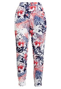 Pantalons à imprimé floral en blanc, avec des motifs tropicaux rouges et marins. Taille élastique, coupe cintrée, tissu lisse avec une légère brillance.