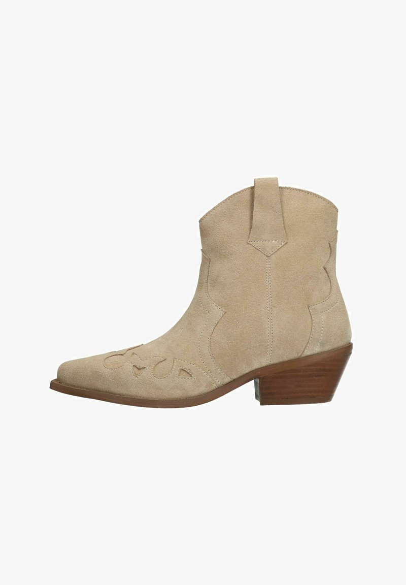 Stivale alla caviglia in suede beige con design curvato, punta affusolata, ritagli decorativi, linguetta per la calzata e tacco in legno impilato.