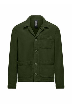 Ciemnozielona kurtka zapinana na guziki z trzema przednimi kieszeniami i klasycznym kołnierzem, wykonana z teksturowanej tkaniny.