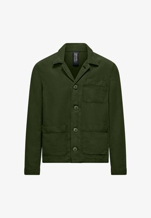 Ciemnozielona kurtka zapinana na guziki z trzema przednimi kieszeniami i klasycznym kołnierzem, wykonana z teksturowanej tkaniny.