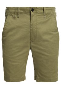 Olivgrön shorts tillverkade av en bomullsblandning. Har bälteshällor, en enda knappstängning och sidofickor. Slät textur, knälång.