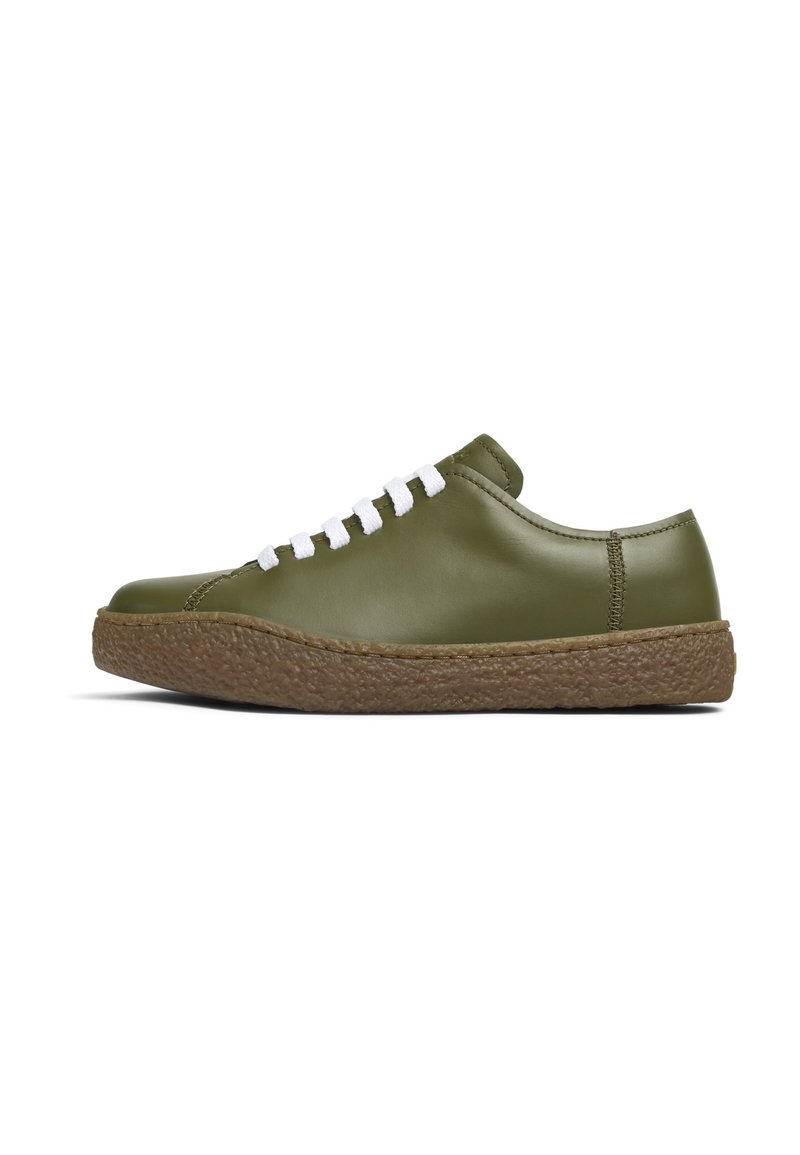 Sneaker in pelle verde oliva con lacci bianchi, punta arrotondata e suola in gomma marrone testurizzata. Design minimalista con una finitura liscia.