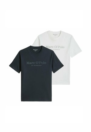 Dos camisetas con cuello redondo, una negra y una blanca, cada una con "Marc O'Polo EST. IN STOCKHOLM" impreso en el frente.