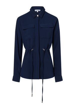 Marineblaues Langarmhemd mit Kragen, zwei Brustklappentaschen, durchgehender Knopfleiste und verstellbaren Kordelzügen an der Taille.