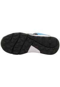 Černobílá gumová podrážka modro-bílé boty s texturovaným vzorkem a velikostní značkou "33" viditelnou poblíž paty.