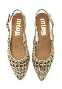 Zapatos de slingback tejidos en dorado metálico, con punta afilada y patrón floral recortado. Parte superior texturizada y plantilla marrón con detalle del logo.