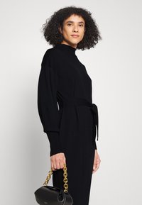 HUGO SEDELLEMA - Strickkleid - black