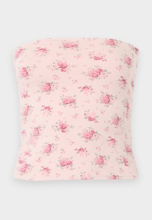 Ροζ ανοικτόχρωμο τοπ χωρίς τιράντες με διάσπαρτο μοτίβο από μικρές συστάδες λουλουδιών σε ροζ και κόκκινους τόνους με πράσινα φύλλα.