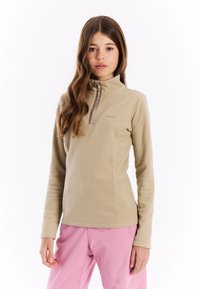 Beige fleece trui met een halve rits en staande kraag. Heeft lange mouwen en een klein logo op de borst. Gladde textuur.