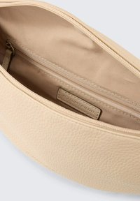 Beige bőr clutch táska texturált felülettel, cipzáras záródással és belső zsebbel. Tom Tailor márkás címkét tartalmaz.