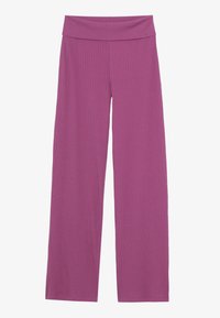 Paarse geribbelde gebreide broek met een zachte, elastische tailleband. De stof heeft een gemêleerd patroon en valt los van de heupen tot de enkels.