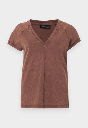 Καφέ κοντομάνικο T-shirt με V-λαιμόκοψη, με ορατά ραφές και μαύρη ετικέτα "ANNA FIELD" στο εσωτερικό της λαιμόκοψης.