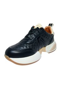 Baskets en cuir noir avec texture matelassée, semelle contrastante blanche et beige, et lacets noirs. Présente un bout arrondi et un col rembourré.