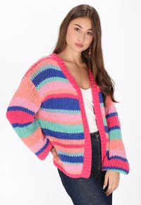 Gestreifter, oversized Cardigan in leuchtenden Pink-, Blau- und Grüntönen, aus dick gestricktem Material mit V-Ausschnitt und offenem Design.