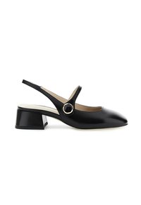 Chaussure slingback noire en cuir avec un bout pointu, un petit talon carré et un détail circulaire avec accents dorés sur le côté. Texture lisse.