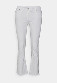 Valkoiset laajakartioiset farkut, jotka on valmistettu puuvillasekoitekankaasta. Ominaisuuksiin kuuluu edessä nappikiinnitys, taskut ja käsin viimeistelty sauma lahkeiden aukossa.