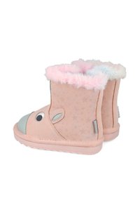 Botas forradas de piel sintética rosa con una superficie estampada de estrellas, punta redondeada y características de conejo caricaturescas, incluyendo orejas y ojos. Material suave.
