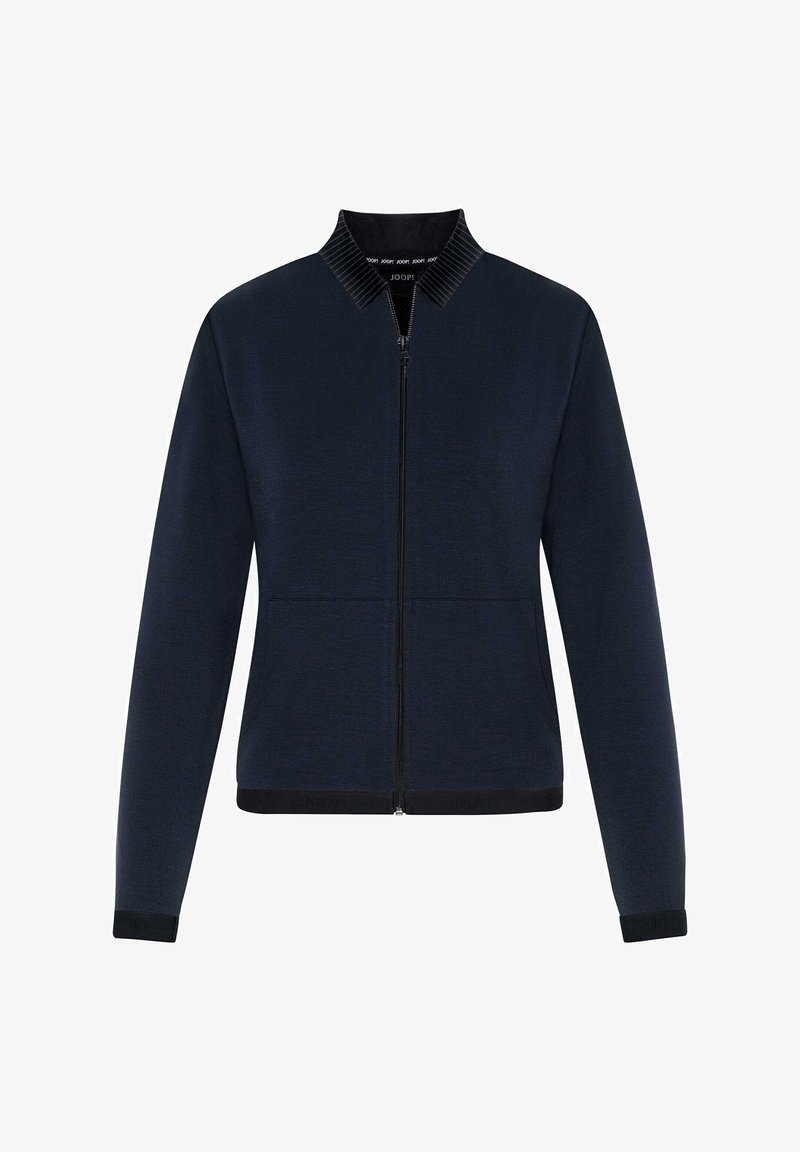 Felpa con zip di colore blu navy, caratterizzata da un colletto a coste, due tasche frontali e una texture uniforme, con orlo e polsini neri a contrasto.