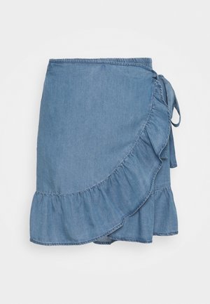 Falda envolvente de mezclilla azul claro con borde de volantes y cierre lateral con lazada, de longitud hasta la rodilla, estilo casual.