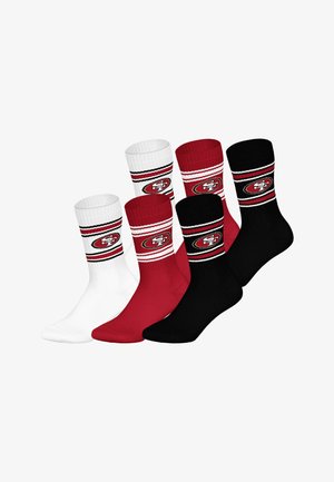 Drei Paar Sportsocken: weiß, rot und schwarz. Jede hat gestreiftes Rippstrickmuster und ein rundes Logo, mit roten und schwarzen Akzenten.