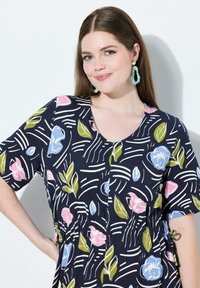 Sukienka w kwiatowy wzór w kolorze granatowym z krótkimi rękawami, ozdobiona różowymi, niebieskimi i zielonymi motywami, z wcięciem w talii i okrągłym dekoltem.