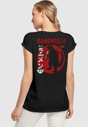 Schwarzes T-Shirt mit kurzen Ärmeln, das ein rotes Grafikdesign mit der Silhouette eines Wesens zeigt, das Stäbchen hält, und dem Text "RAMENZILLA" in Weiß.